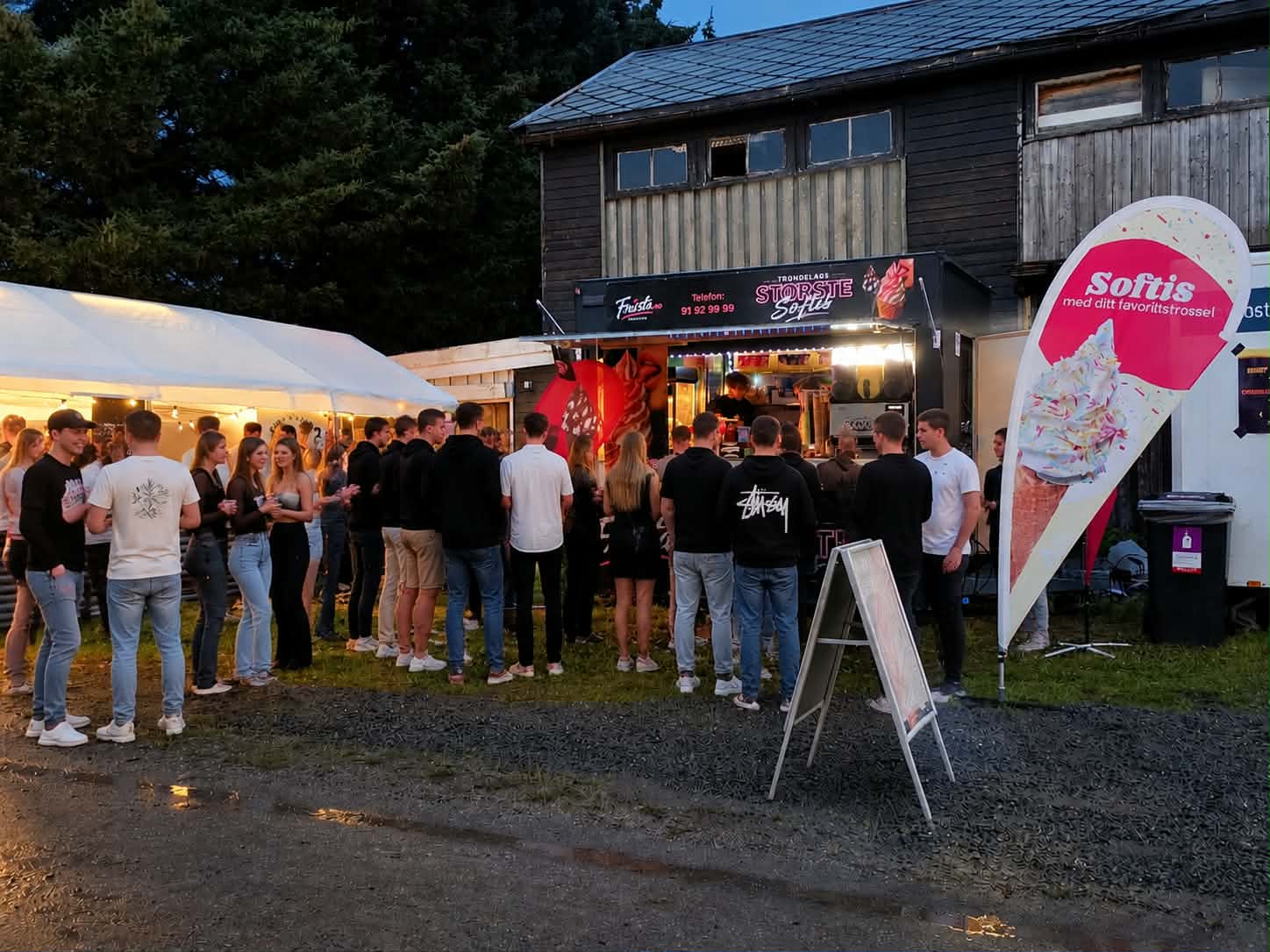 Festivalgjester ved Fristas serveringsvogn